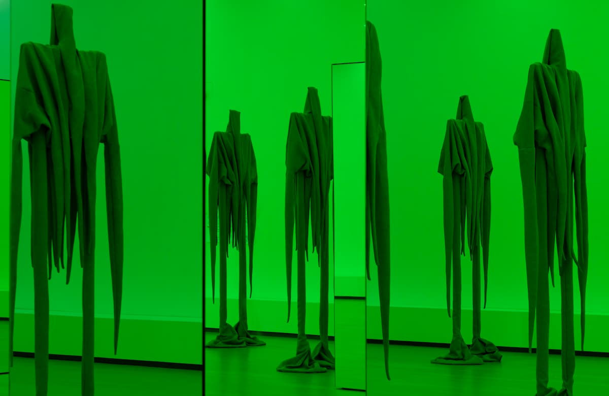 Sandra Mujinga transforma el Stedelijk con “Piel con Piel”, un ejército espectral que multiplica lo invisible