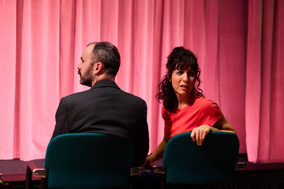 Cris Blanco convierte la mentira en campo de batalla escénico en “Casi ninguna verdad”
