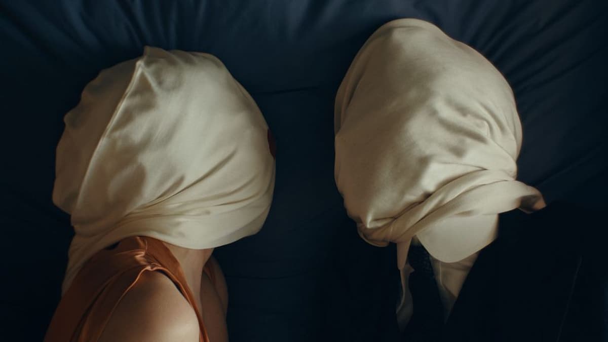 La serie “Esto no es un misterioso asesinato” convoca al surrealismo con ecos de Agatha Christie