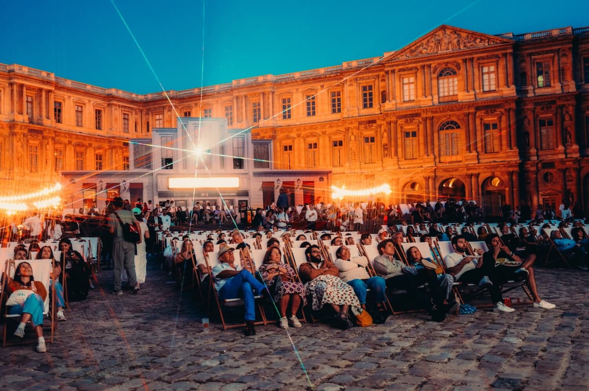 Cinema Paradiso Louvre convierte la Cour Carrée en un gran cine bajo las estrellas