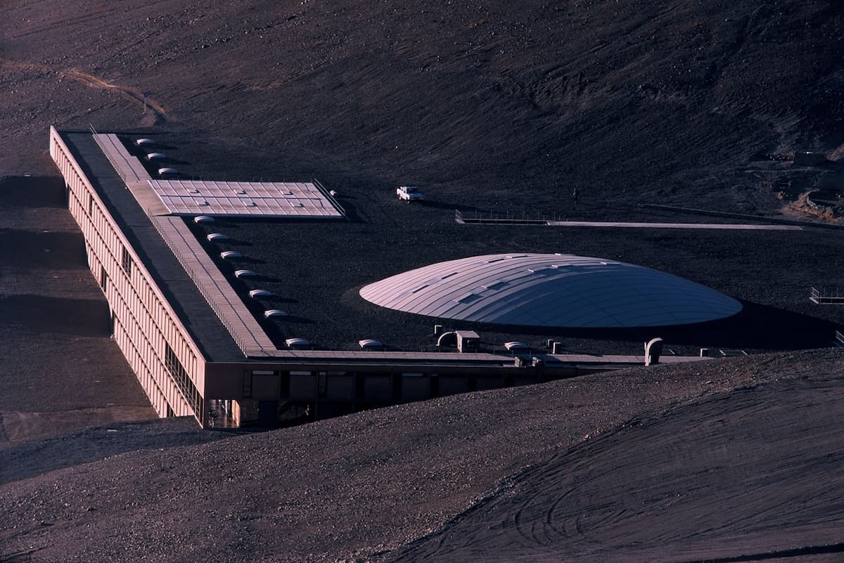 ‘Residencia’, la arquitectura enterrada donde los científicos descansan antes de interrogar el universo