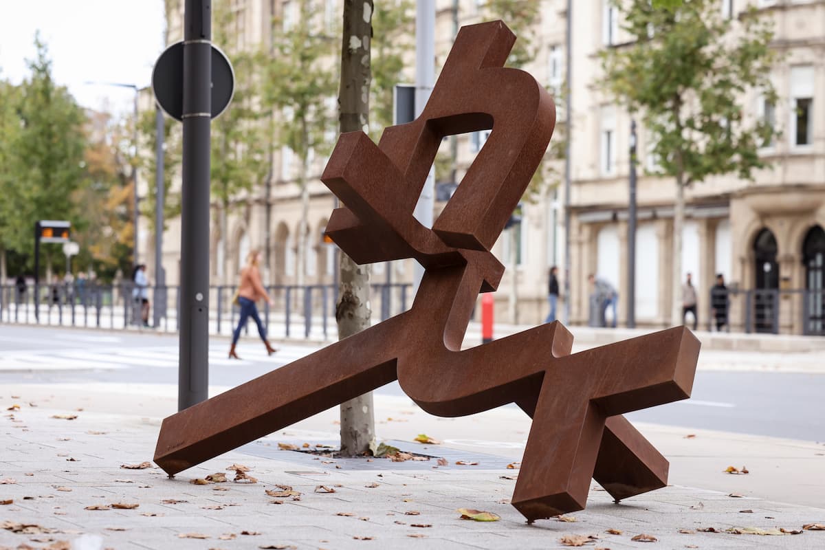 ‘Entre la retícula y la vida’ lleva la escultura contemporánea al jardín del Lázaro Galdiano