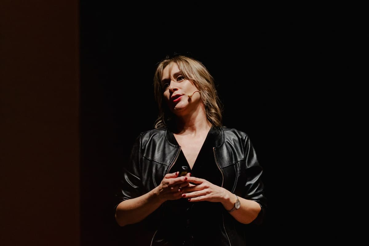 Manuela Delgado conversa con Urban Beat tras la presentación de su libro ‘Los secretos de la IA’